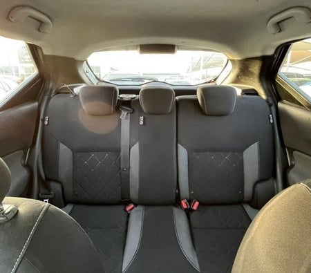 White Nissan Kicks 2017