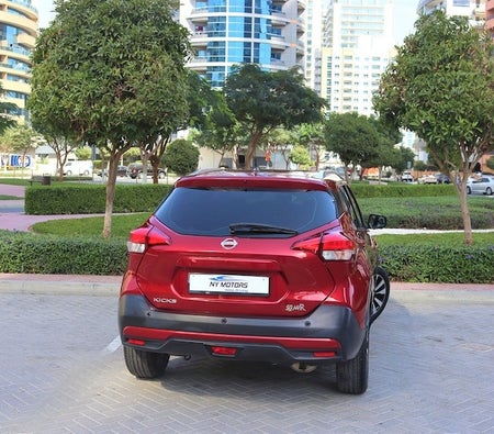 Red Nissan Kicks SV Plus 2018