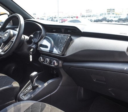 White Nissan Kicks SV 2018