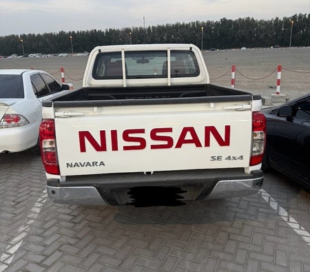 White Nissan Navara SE 2019
