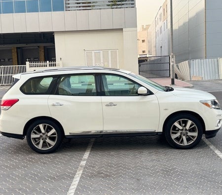 White Nissan Pathfinder SV 2014