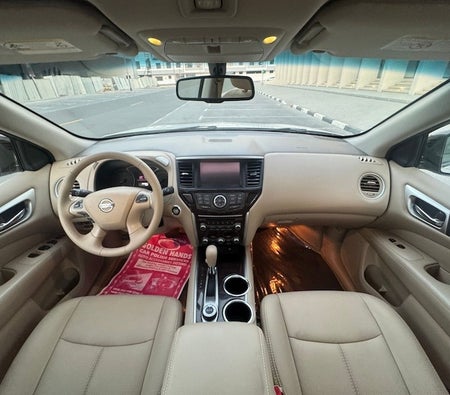 White Nissan Pathfinder SV 2014