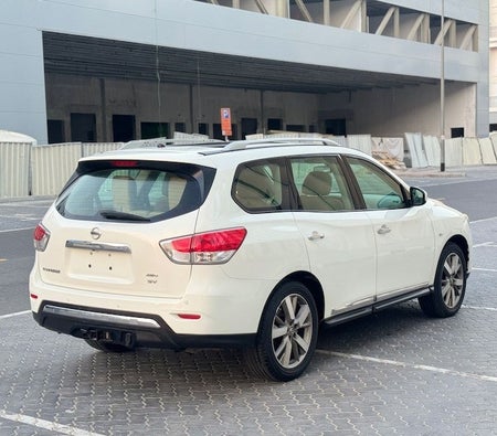 White Nissan Pathfinder SV 2014