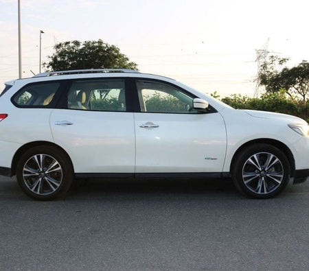 White Nissan Pathfinder 2018