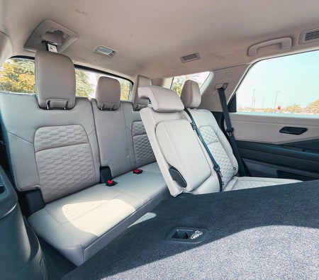 White Nissan Pathfinder 2024