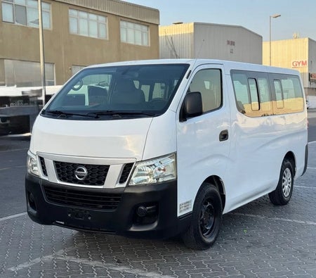 Nissan Urvan 2015, photo 2 of 4