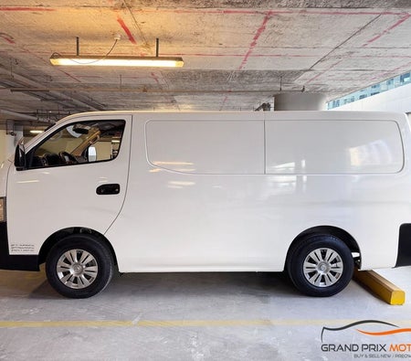 Weiß Nissan Urvan 2021