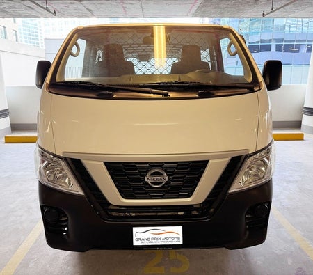 Weiß Nissan Urvan 2021
