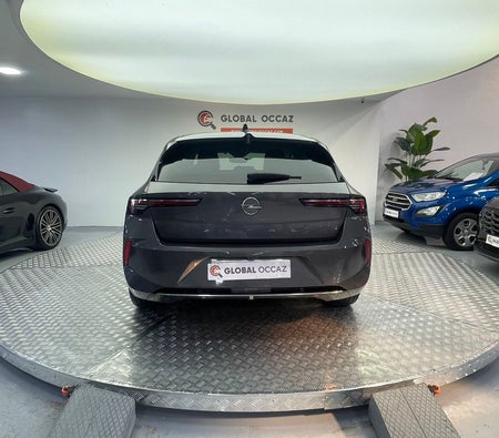 Dunkelgrau Opel Astra K 2023