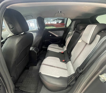 Dunkelgrau Opel Astra K 2023