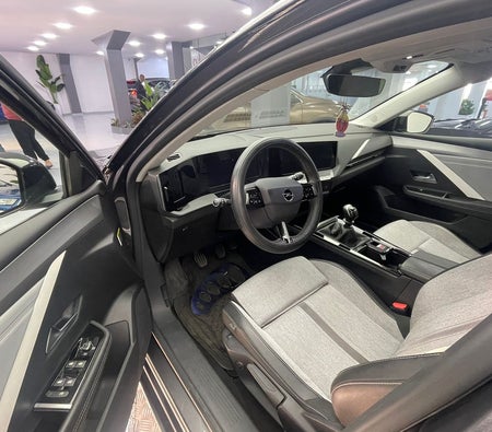 Dunkelgrau Opel Astra K 2023
