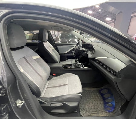Dunkelgrau Opel Astra K 2023