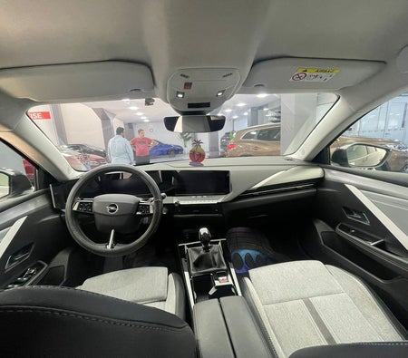 Dunkelgrau Opel Astra K 2023