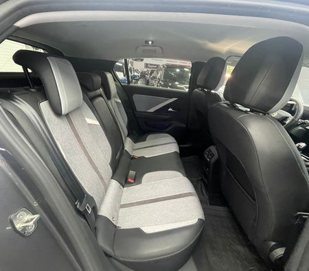 Dunkelgrau Opel Astra K 2023