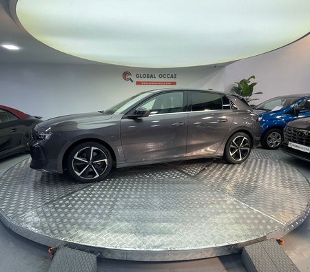 Dunkelgrau Opel Astra K 2023