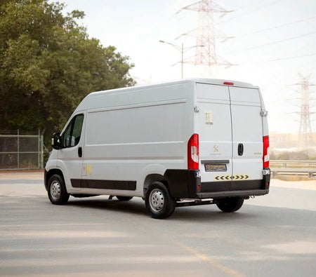 Белый Peugeot Boxer L2H2 2023 год