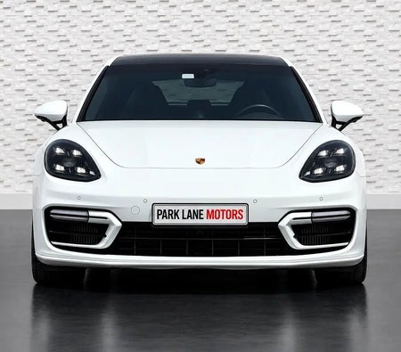 Porsche Panamera GTS 2022, photo 2 of 4