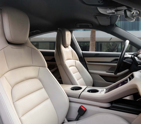 Porsche Taycan 2021, photo 2 of 4