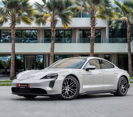 Серый Porsche Taycan 2024 год Серый Porsche Taycan 2024 год