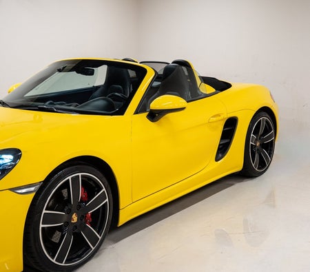 Sarı Porsche 718 Boxster S 2024