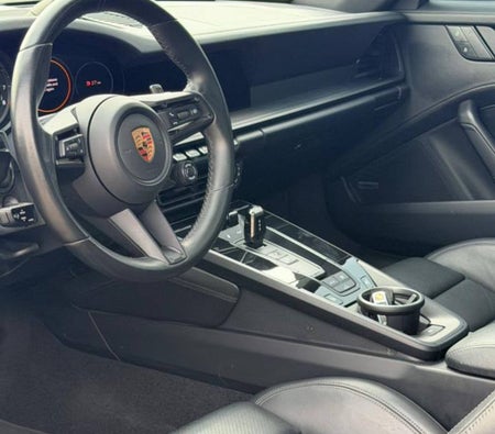 Negro Porsche 911 Carrera 4 GTS 2024