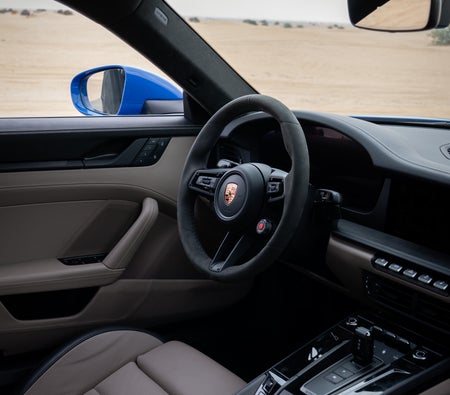 Porsche 911 Carrera 4 GTS 2025