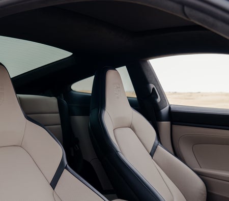Porsche 911 Carrera 4 GTS 2025