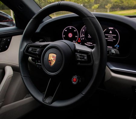 Porsche 911 Carrera 4 GTS 2025, photo 3 of 4