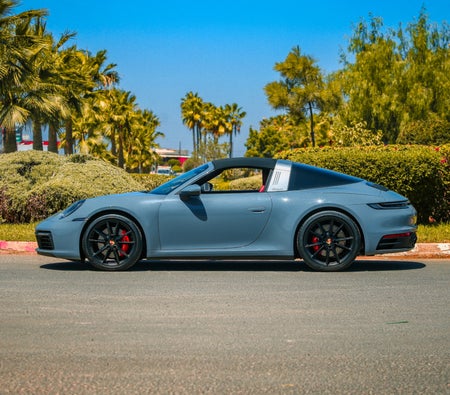 Серый Порше 911 Тарга 4 GTS Spyder 2023 год