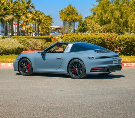 Серый Порше 911 Тарга 4 GTS Spyder 2023 год