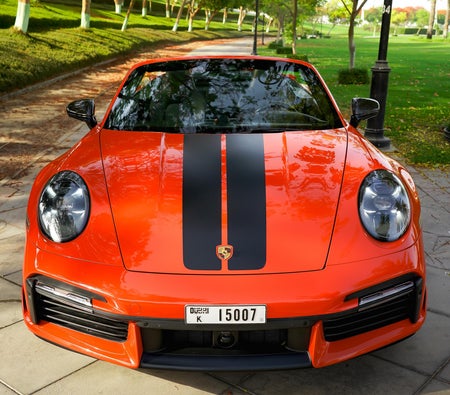 Portakal Porsche 911 Turbo S Convertible 2021