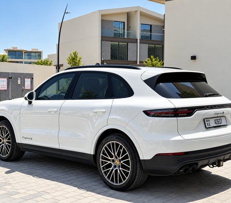 White Porsche Cayenne S 2023