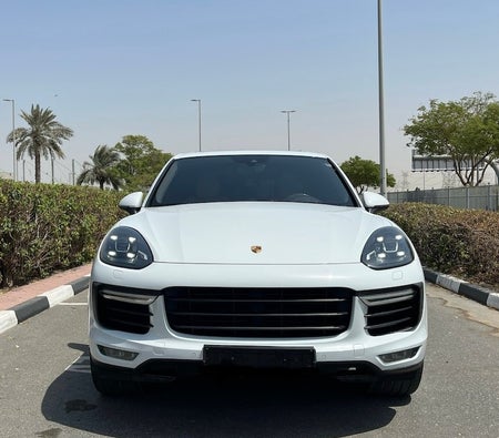 White Porsche Cayenne Turbo 2015