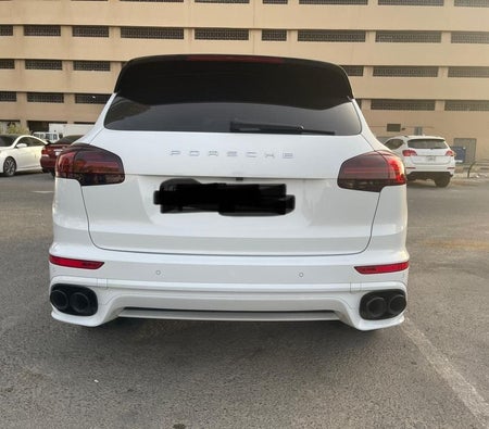 White Porsche Cayenne 2017