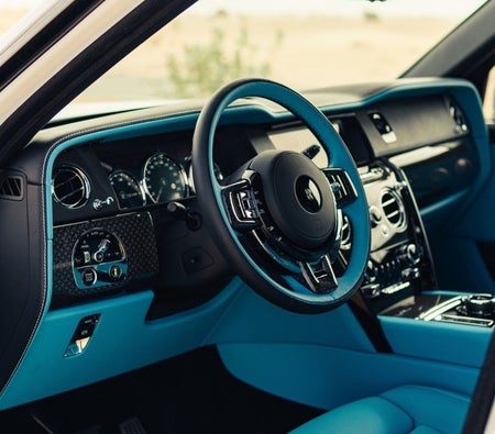 White Rolls Royce Cullinan Black Badge 2023