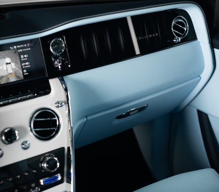 Rolls Royce Cullinan Silver Badge 2025