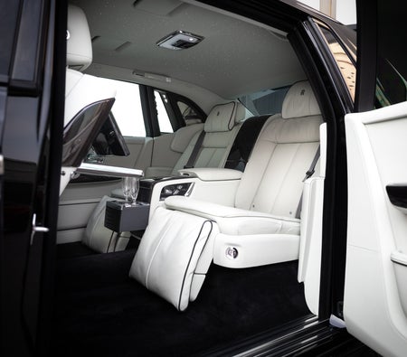 Black Rolls Royce Phantom 2024
