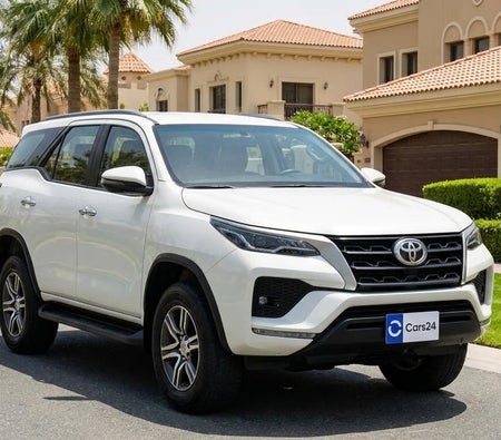 Белый Toyota Fortuner EXR 2022 год Белый Toyota Fortuner EXR 2022 год