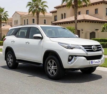 Weiß Toyota Fortuner GXR 2019 Weiß Toyota Fortuner GXR 2019