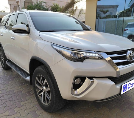 Blanc Toyota Fortuner VXR 2020 Blanc Toyota Fortuner VXR 2020