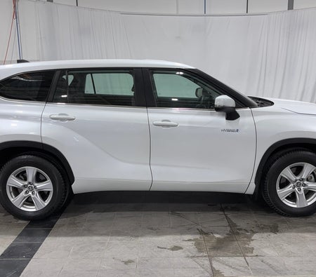 White Toyota Highlander GXR 2023