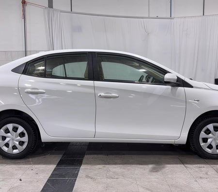 White Toyota Yaris SE 2019