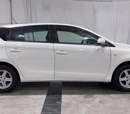 White Toyota Yaris SE 2017