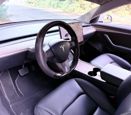 Weiß Tesla Model 3 Standard Range Plus 2021