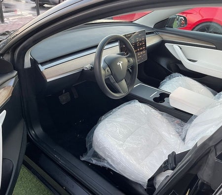 Черный Tesla Model 3 2023 год