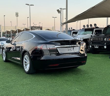 Черный Tesla Model S 75D 2017 год