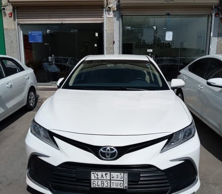 White Toyota Camry 2021 White Toyota Camry 2021