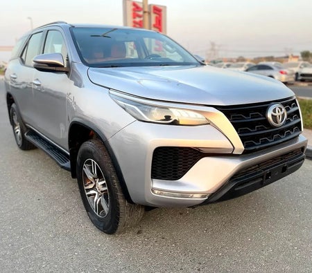 Silber Toyota Fortuner 2022 Silber Toyota Fortuner 2022
