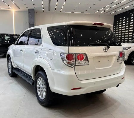 Белый Toyota Fortuner 2013