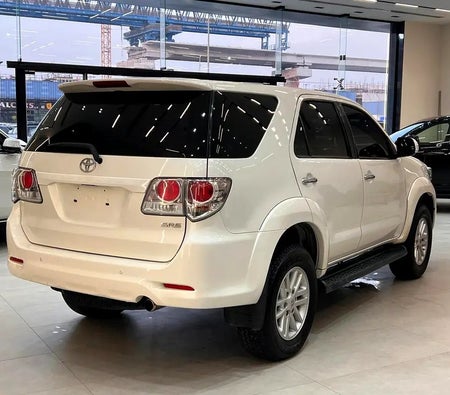 Белый Toyota Fortuner 2013
